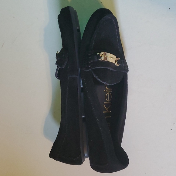 Calvin Klein women's 6.5 black leather shoes with gold front name plate - Picture 4 of 8